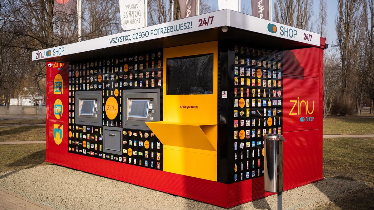 Tak prezentuje się automat sklepu samoobsługowego, który stanął w ostatnich dniach w Krakowie.