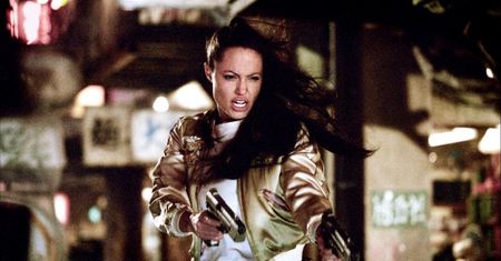 Program TV na piątek – "Lara Croft Tomb Raider: Kolebka życia", "Kosmiczni kowboje", "Zróbmy sobie wnuka" [19-06-2020]