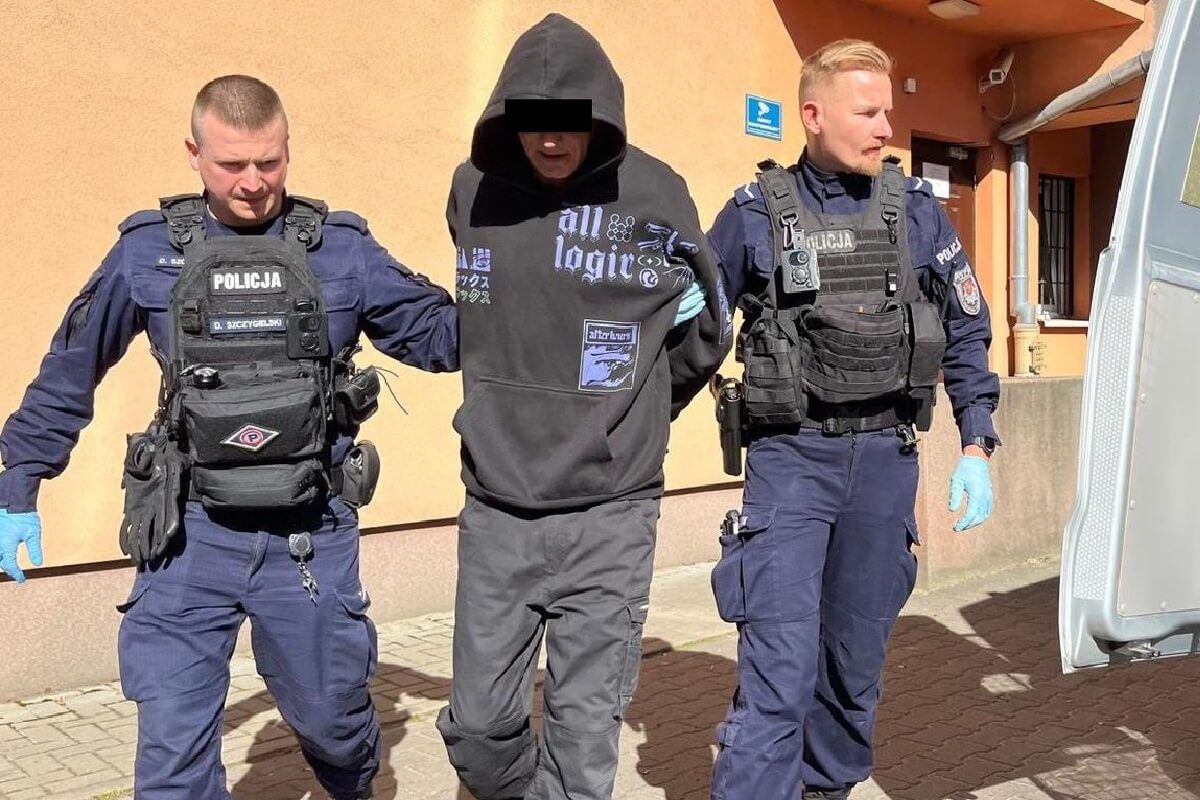 Mężczyzna prowadzony przez Policjantów