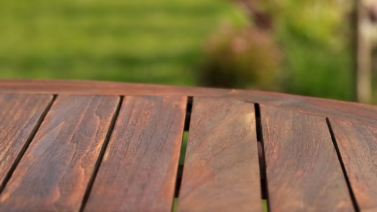 Jak usunąć plamy z drewna?