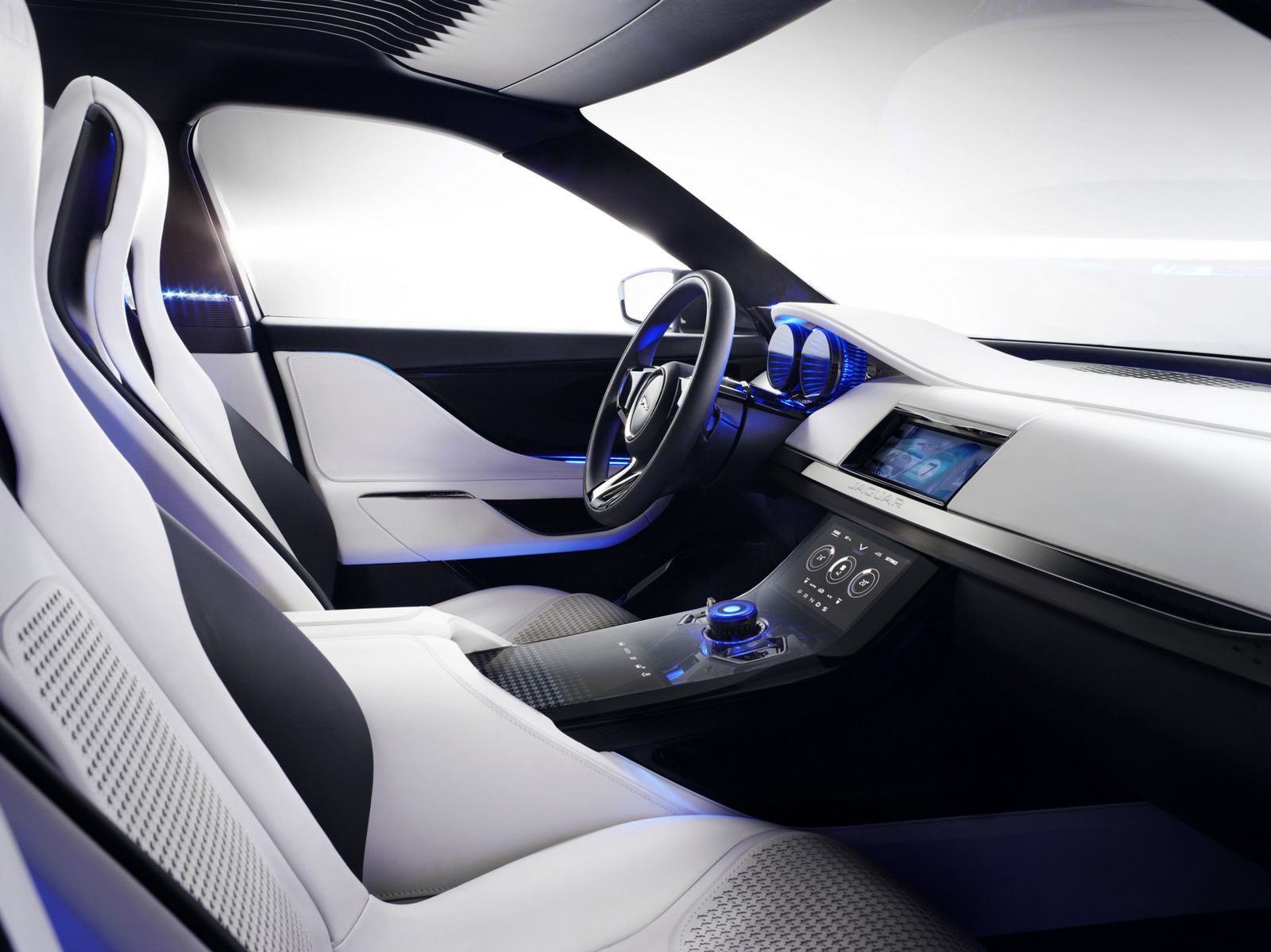Jaguar C-X17 Concept w studiu i plenerze [galeria] 12