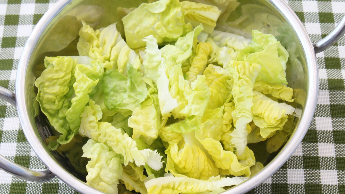 Jak prawidłowo płukać sałatę?