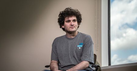 30-letni miliarder jak "wieczny student". Nie uwierzysz, co zrobił z fortuną