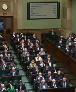 Nowy sondaż. KO liderem, ale PiS odrabia straty