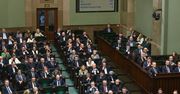 Nowy sondaż. KO liderem, ale PiS odrabia straty