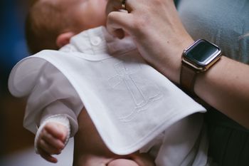 Ile daje się na chrzest w 2026 r.? Tyle powinno się znaleźć w kopercie