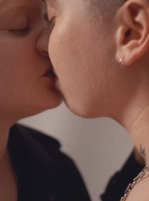 Marka Burberry wycofuje z reklamy osobę po mastektomii