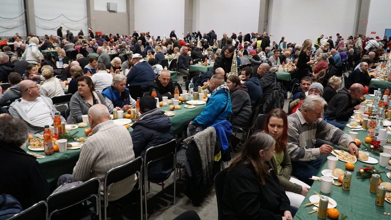 Co roku w Miejskiej Wigilii bierze udział kilkaset potrzebujących łodzian,