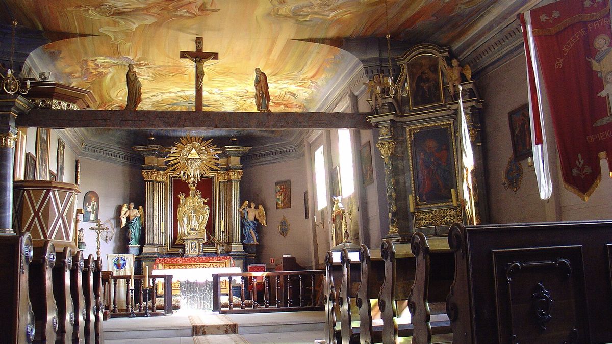 W niewielkim kościele koło Częstochowy doszło po niedzielnej mszy do sensacyjnych zdarzeń - kradzieży, pościgu i odzyskania kasetki z pieniędzmi, która padła łupem złodzieja