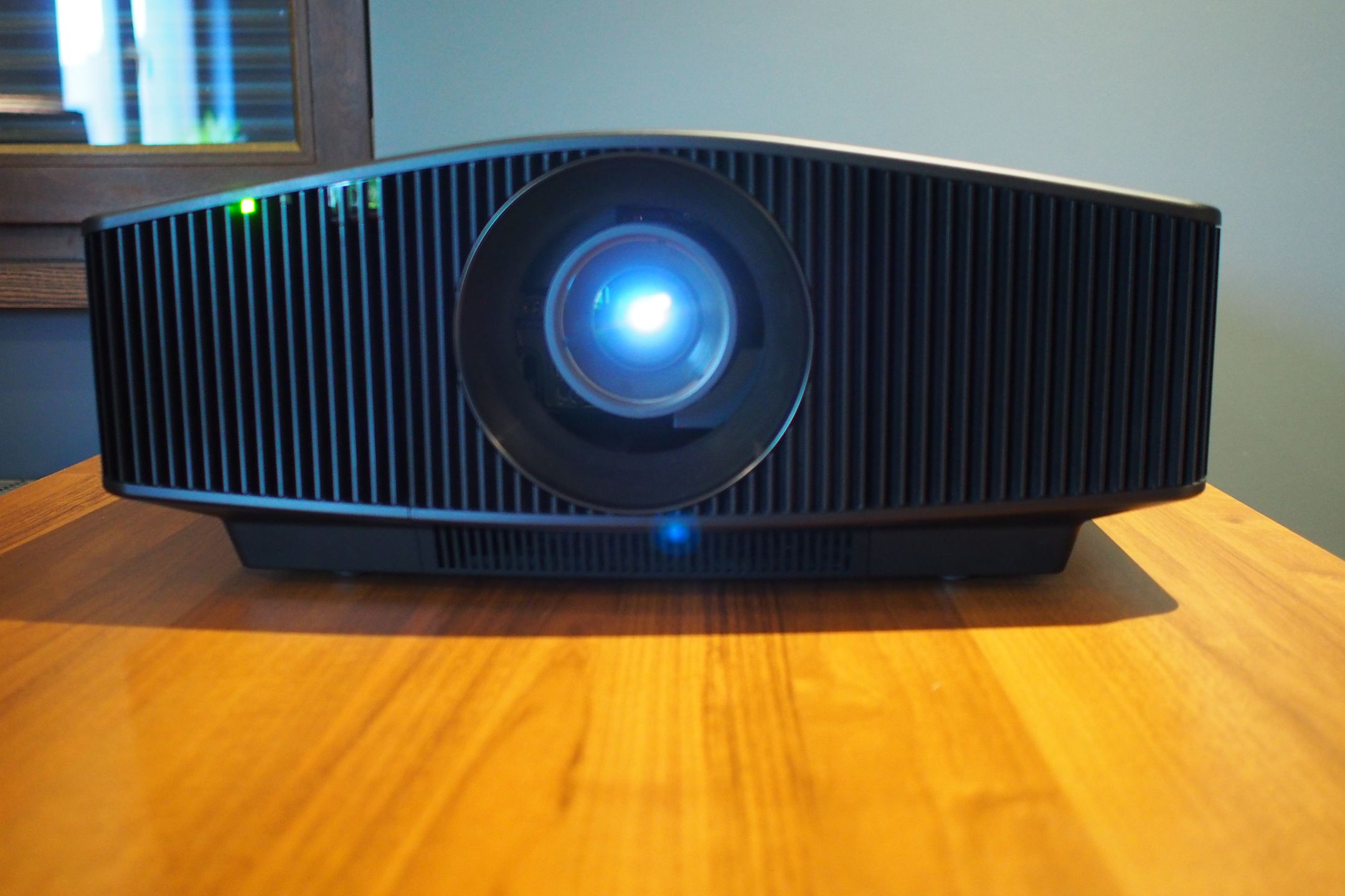 Rzut okiem na Sony VPL-VW760ES, arcyklejnot wśród projektorów 3