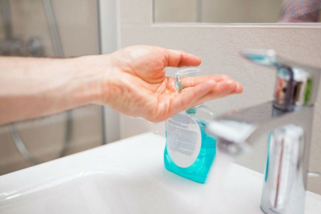 123RF: Kobieta myjąca ręce 