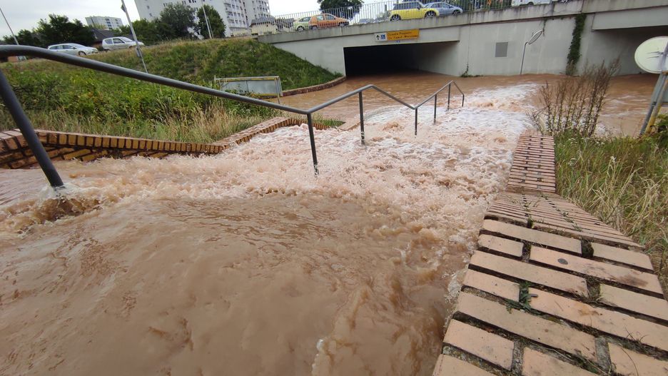 Poważna awaria wodociągowa w Poznaniu. Woda zalała trasę szybkiego tramwaju.