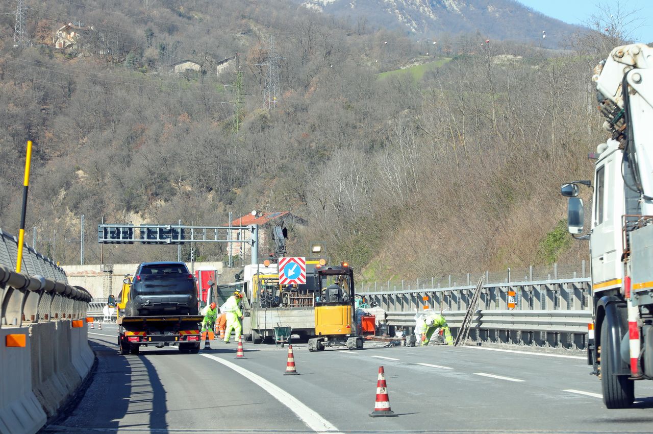 Jelenia Góra: Na południowej nitce wiaduktu przy al. Jana Pawła II trwa naprawa nawierzchni. Ruch odbywa się po jednym pasie