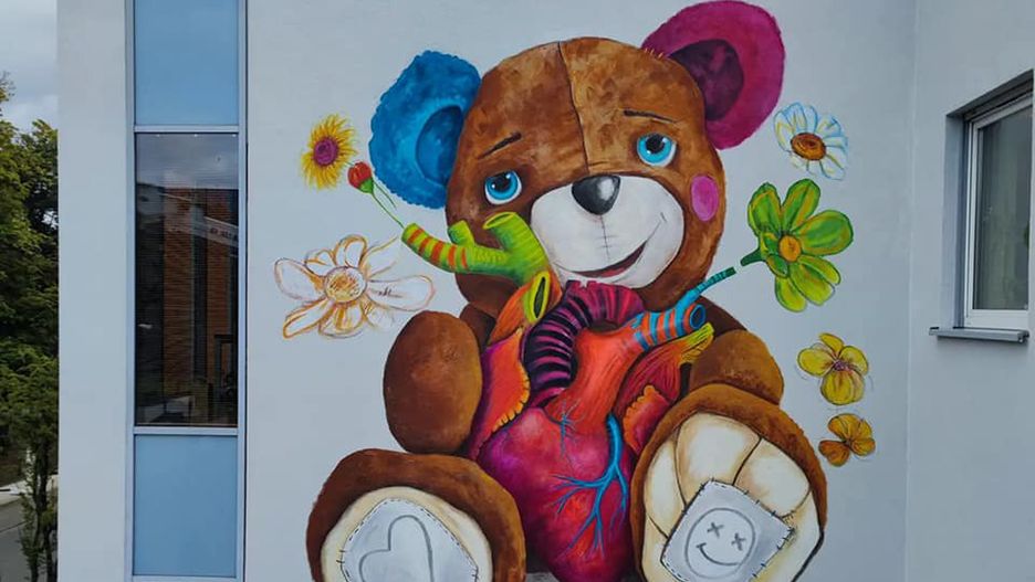 Zabrze. Mural przedstawiający misia powstał na jednym z budynków Śląskiego Centrum Chorób Serca.