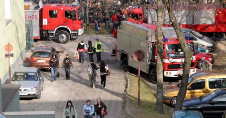 Wielka ewakuacja liceum. Wyprowadzono ponad 300 osób