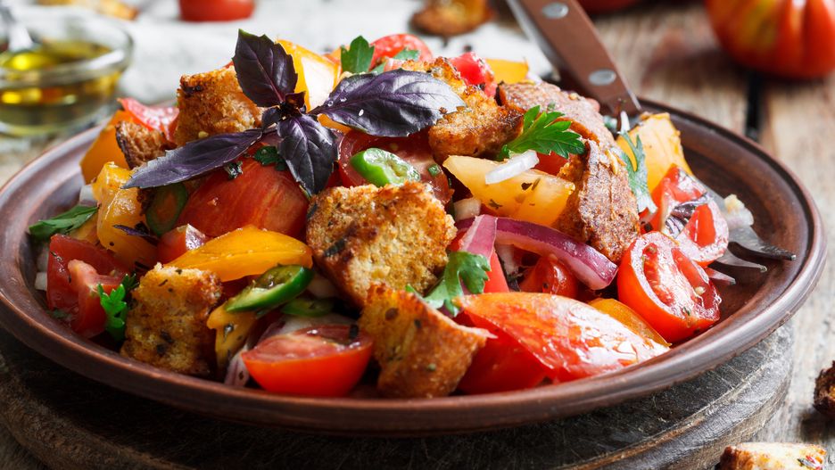 Panzanella - włoska sałatka z czerstwego pieczywa