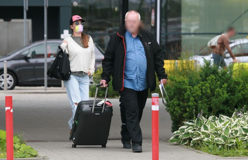 Alicja Bachleda-Curuś przyłapana na lotnisku w Gdańsku z synem