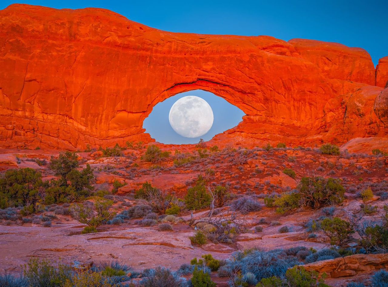Idealna kompozycja "oka". Fotograf wpasował pełnię Księżyca w skały