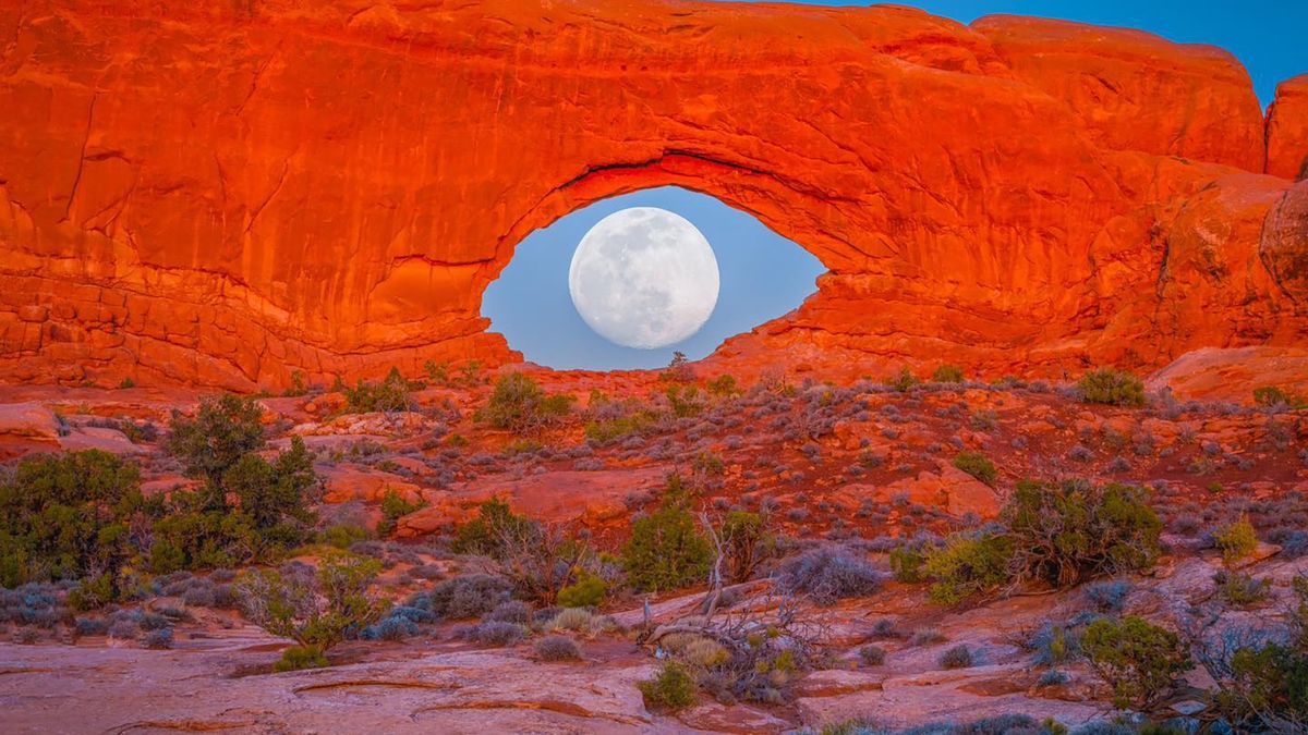 Genialne zdjęcie Księżyca wpasowanego w łuk.