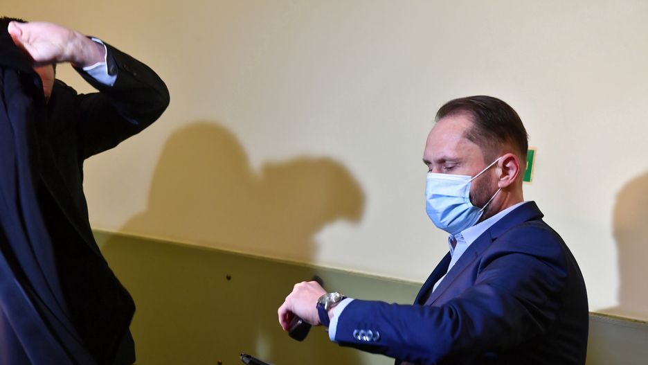Piotrków Trybunalski, 27.01.2021. Oskarżony Kamil Durczok w Sądzie Okręgowym w Piotrkowie Trybunalskim, 27 bm. Rusza proces dziennikarza oskarżonego o sprowadzenie bezpośredniego niebezpieczeństwa katastrofy w ruchu lądowym podczas prowadzenia pojazdu w stanie nietrzeźwości. (amb) PAP/Grzegorz Michałowski