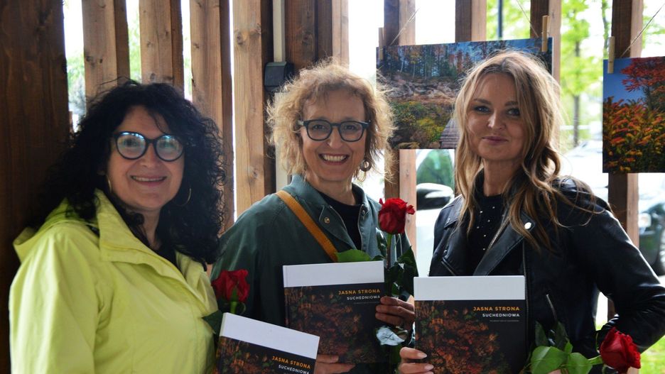 W sobotę w parku miejskim każdy mógł dostać nowy album fotograficzny &#34;Jasna strona Suchedniowa&#34;.