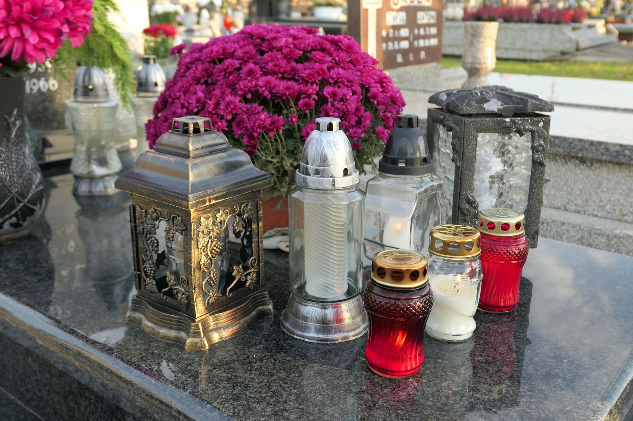 Wystarczy kilka kropel. Nagrobek będzie lśnił jak nowy
