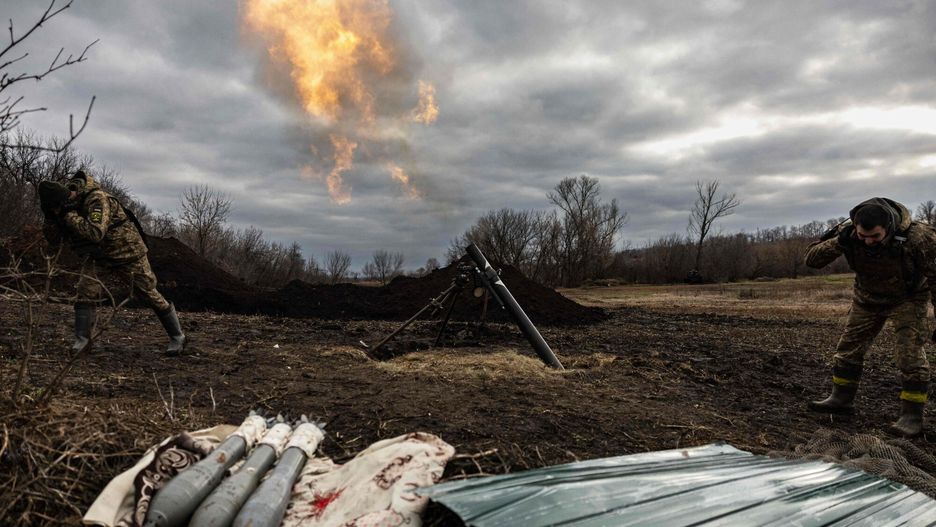 Ukraina - arch
Ukrainian servicemen fire with a 120 mm mortar towards Russian positions on the outskirts of Bakhmut, eastern Ukraine on December 30, 2022. (Photo by Sameer Al-DOUMY / AFP)
SAMEER AL-DOUMY