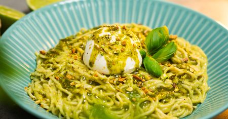 Makaron z pesto pistacjowym i burratą to danie warte złotego medalu. Sos można wyjadać łyżeczkami