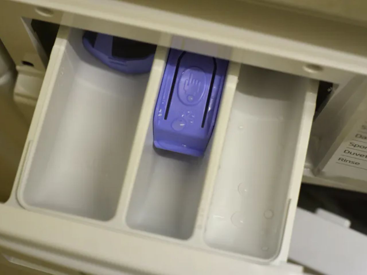 Trzecia szuflada w pralce jest przydatna podczas korzystania z urządzenia