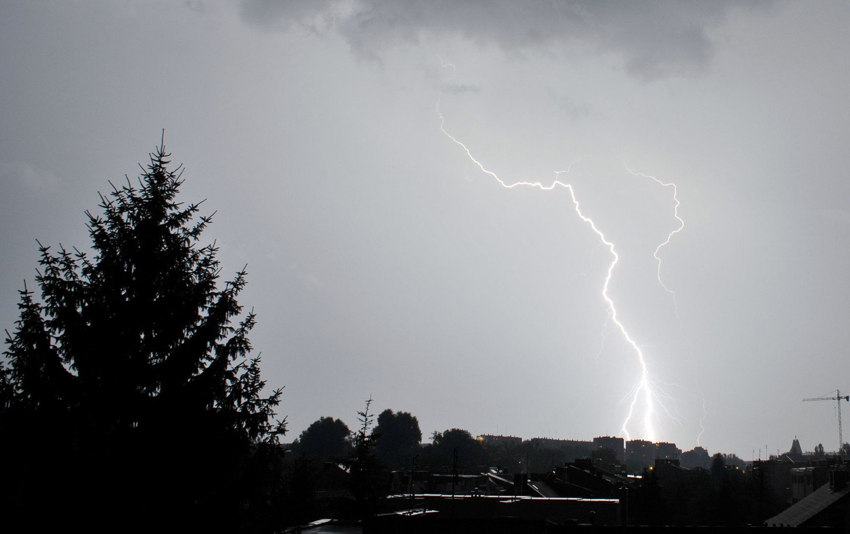 Synoptycy prognozują burze z porywami wiatru do 80 km/h i lokalnymi opadami gradu.
