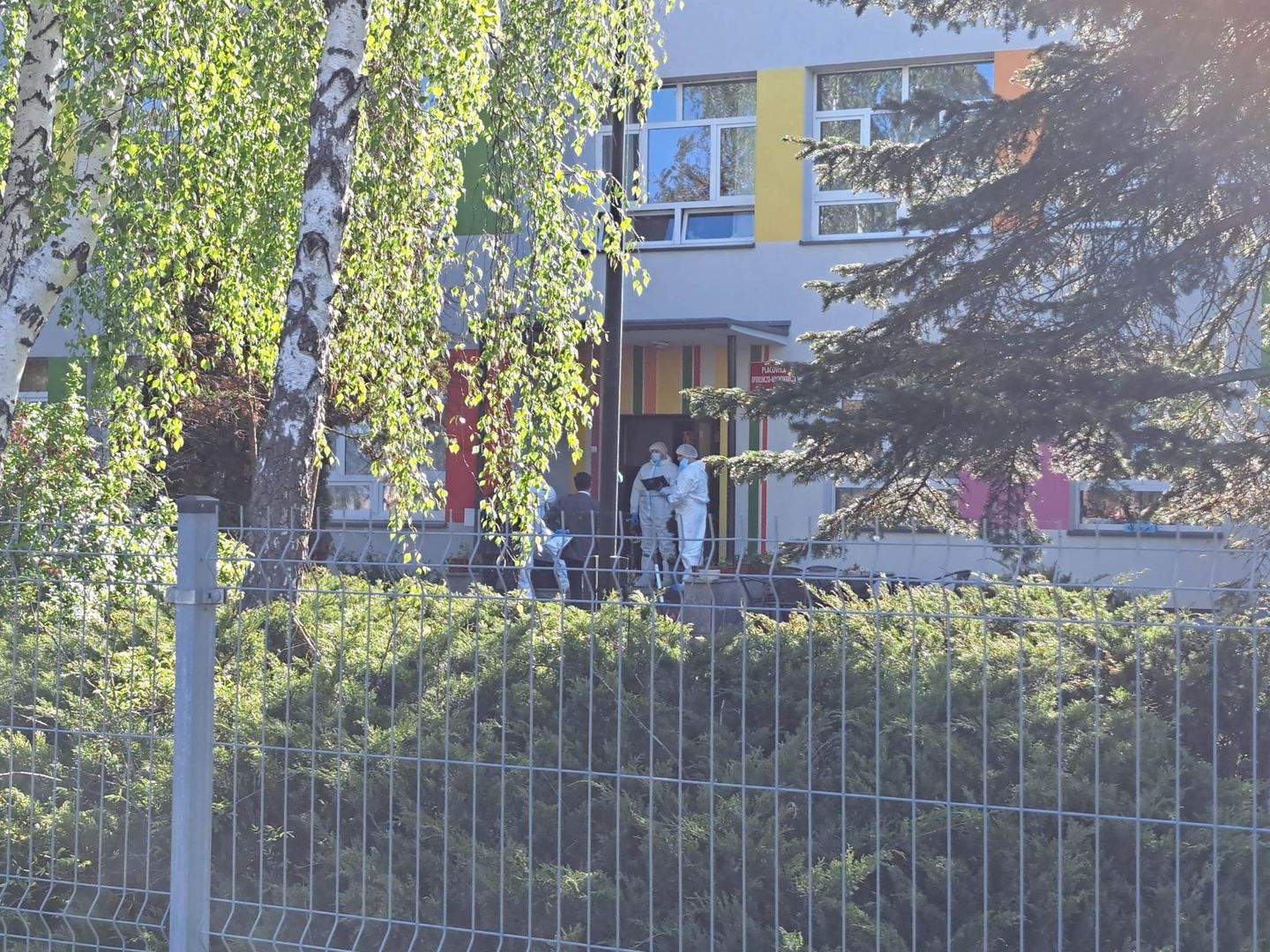 16-letnia dziewczyna zginęła na miejscu, a pięć osób trafiło do szpitala w wyniku ataku nożownika w domu dziecka w miejscowości Tomisławice w powiecie sieradzkim