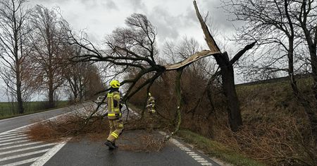 Wichury szaleją. Strażacy nie nadążają z usuwaniem skutków