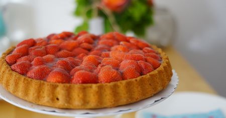 Tarta z truskawkami bez pieczenia. Łatwy przepis na lato