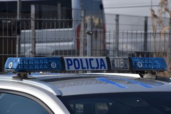 Warszawa: 20-latek stracił panowanie nad samochodem. Zginęła pasażerka