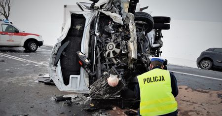 Mercedes zmieniał pas. Na drodze krajowej nr 91 zginęły dwie osoby