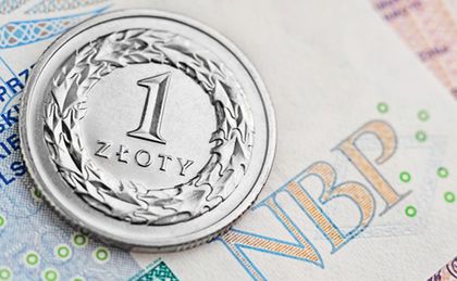 Złoty w poniedziałek słabszy głównie wobec dolara i franka