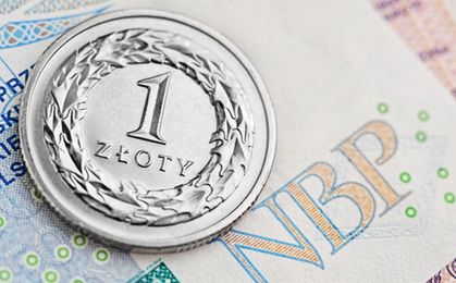 Złoty w poniedziałek słabszy głównie wobec dolara i franka