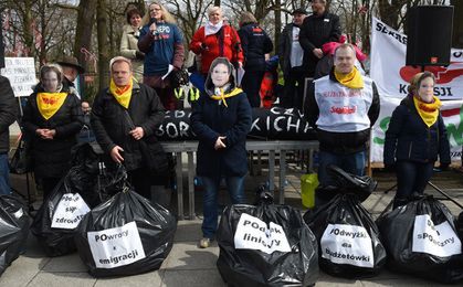 Pikieta pracowników służby zdrowia. Narzekają na pensje, braki kadrowe i szefową rządu