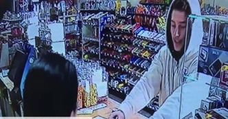 Wpadł z pistoletem do sklepu. Ekspedientka przegoniła go