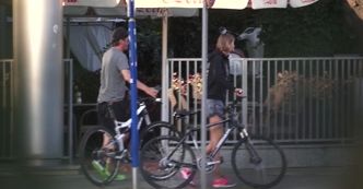 Wojewódzki z dziewczyną na rowerze