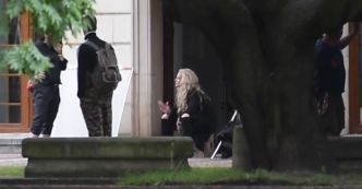Joanna Liszowska pali papierosa na chodniku