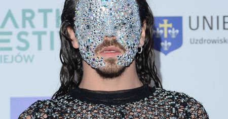 Michał Szpak zwiedza Afrykę w ekscentrycznym stroju. Miejscowi mogli przecierać oczy ze zdumienia