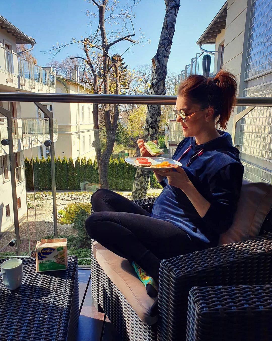 Agnieszka Radwańska je śniadanie na balkonie