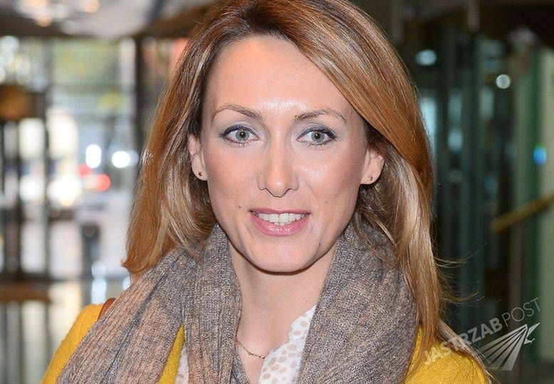 Anna Kalczyńska perfekcyjnie łączy trendy. Wybrała musztardowy płaszcz, zamszowe botki i porwane jeansy [zdjęcia]