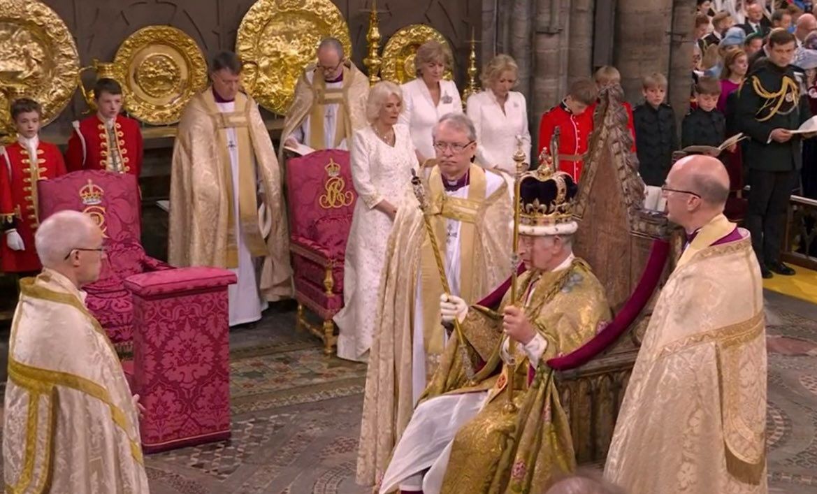 Koronacja pełna blasku: Król Karol III wstępuje na tron w spektakularnym londyńskim ceremoniale