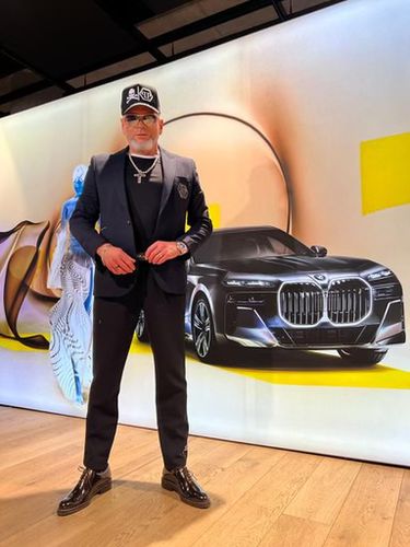 Krzysztof Rutkowski i jego flotylla aut (BMW 7)