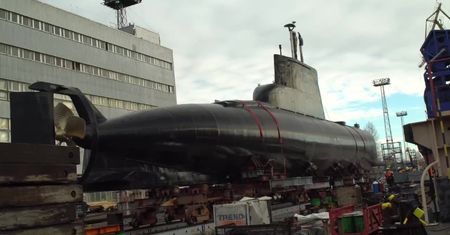 ORP Sokół w drodze do muzeum. Po widowiskowym transporcie ma stać się atrakcją turystyczną
