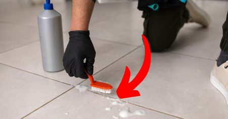 Masz już dość szorowania fug? Oto patenty-pewniaki, które z łatwością usuną cały brud!