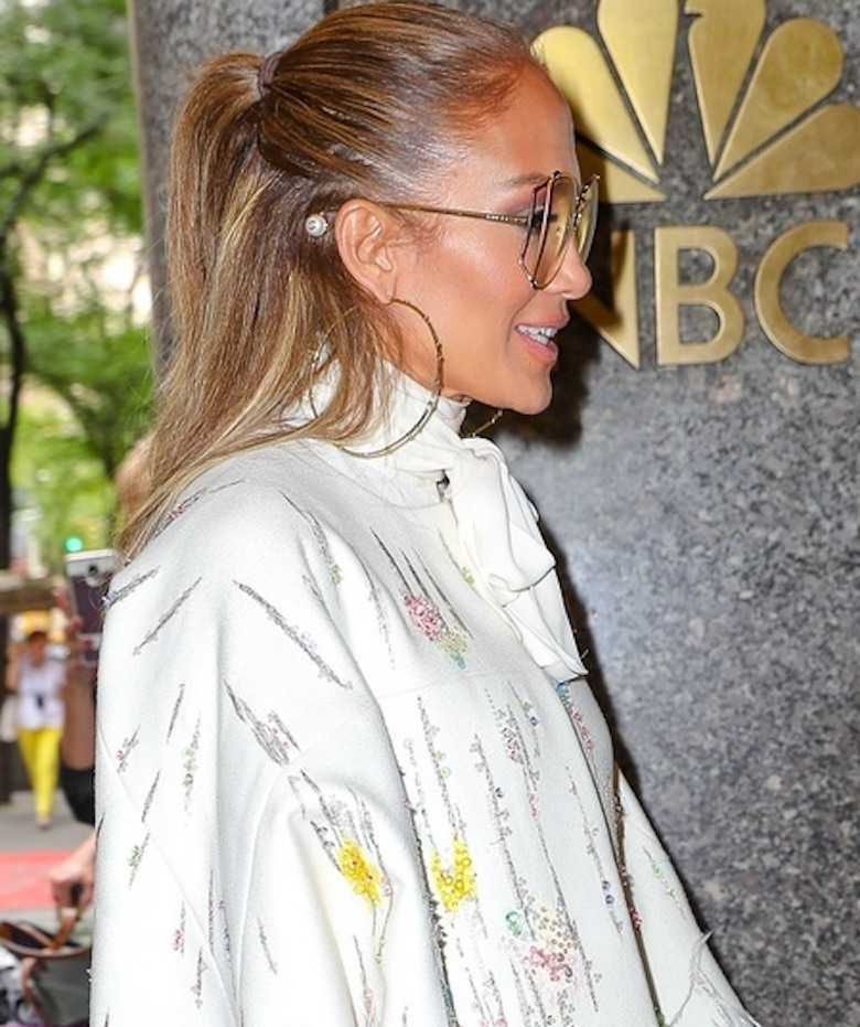 Pierzasta Jennifer Lopez w drodze na wywiad Jimmy Fallon