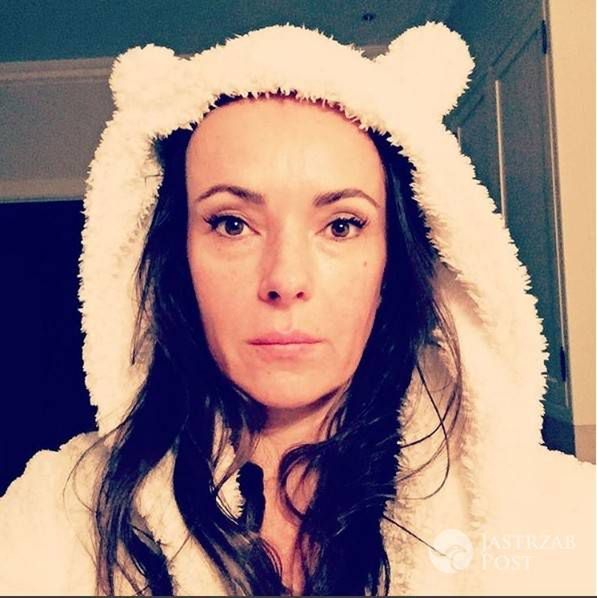 Kasia Kowalska w różowej bluzie z kapturem